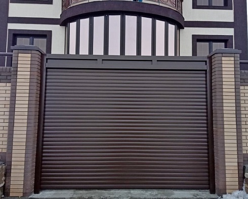 Роллетные ворота Алютех серии Prestige со сплошным алюминиевым профилем роликовой прокатки AG/77 с доставкой в Бахчисарае 